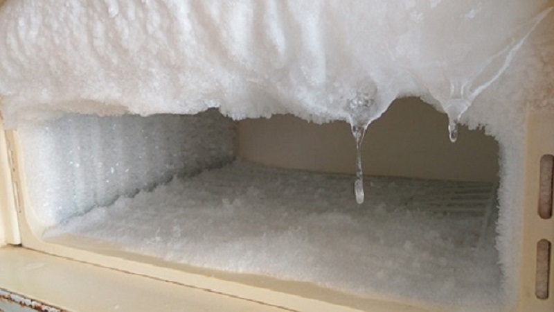 Почему лед в морозильной камере